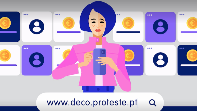 rapaz a colocar embalgens do supermercado na mesa da cozinha